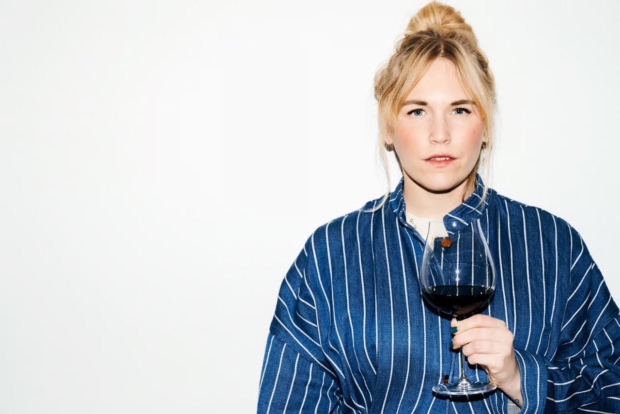 Frida Lund med ett glas vin, foto Campher Image