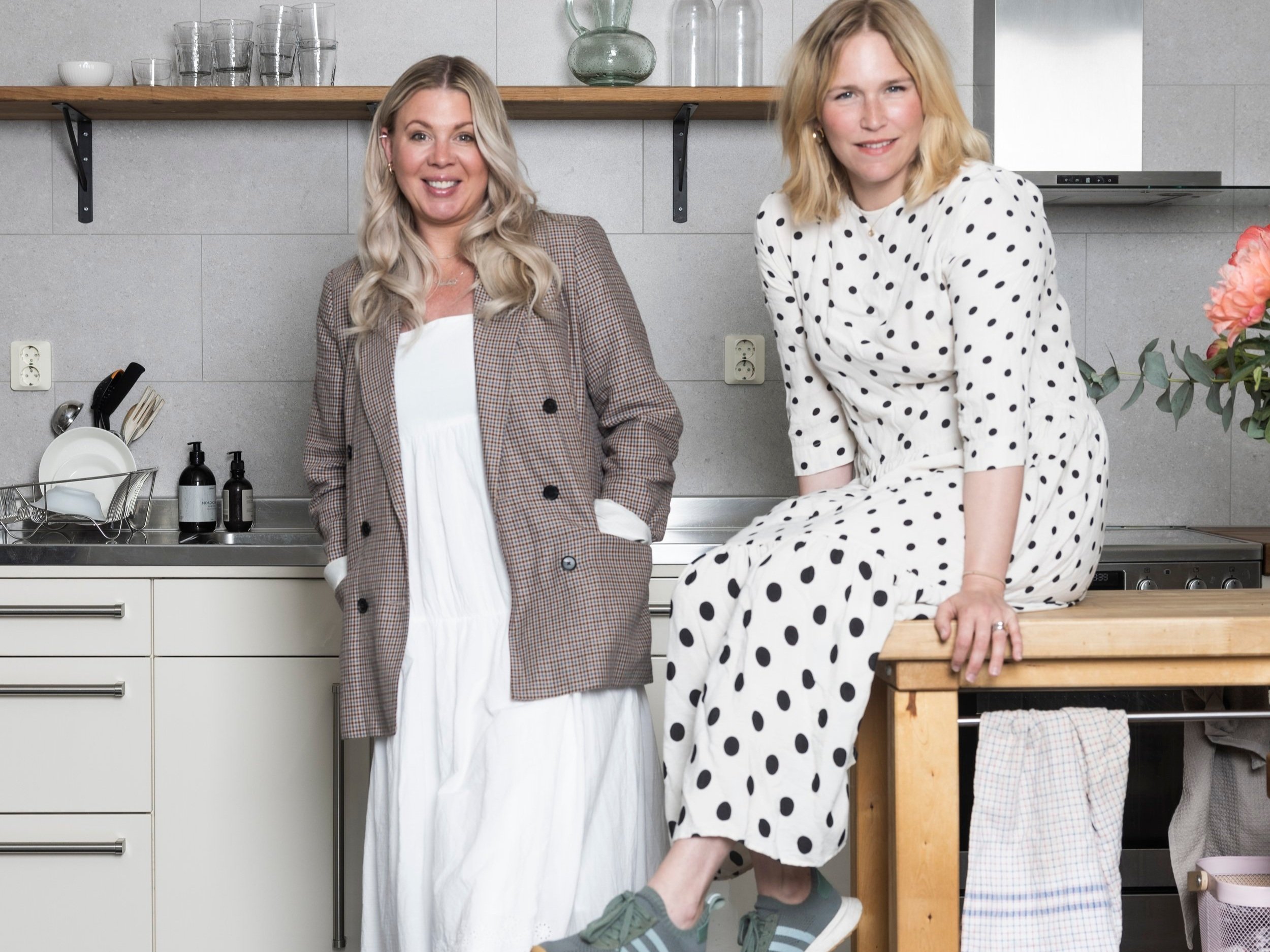 Frida Lund och en kollega i köket på Mat och Vinlabbet